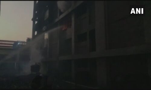 अभी अभी: गुजरात के बड़ोदरा में लगी आग, तीन की मौत