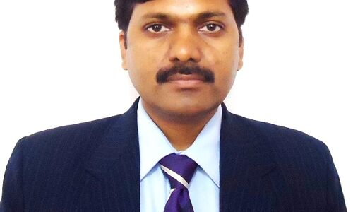 पहले लगाई फटकार फिर डीएम ने लेखपाल के आगे जोड़े हाथ पहले लगाई फटकार फिर डीएम ने लेखपाल के आगे जोड़े हाथ