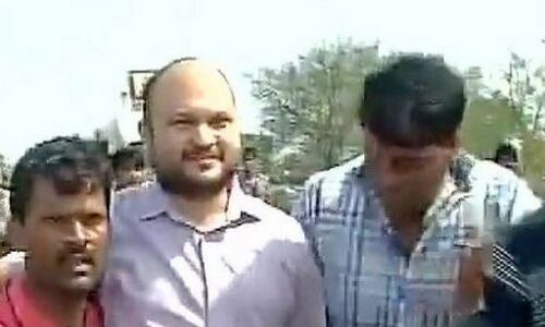 मंदसौर: किसानों की मौत से गुस्साए लोगों ने कलेक्टर को खदेड़ा, फाड़े कपड़े मंदसौर: किसानों की मौत से गुस्साए लोगों ने कलेक्टर को खदेड़ा, फाड़े कपड़े