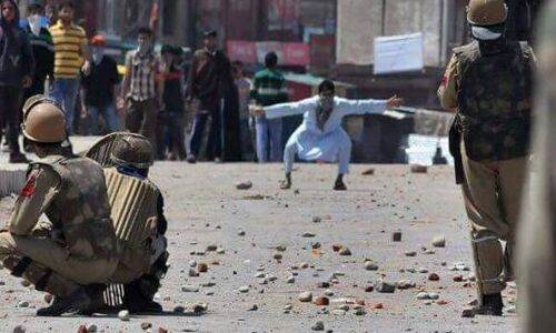 श्रीनगर में पत्थरवाजों से झडप, 6 लोग घायल