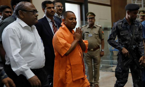 LIVE : रामलला के दर्शन करने अयोध्या पहुंचे मुख्यमंत्री योगी आदित्यनाथ