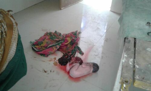 उपस्वास्थय केंद्र में लटका मिला ताला गर्भवती महिला ने जमीन में दिया बच्चे को जन्म