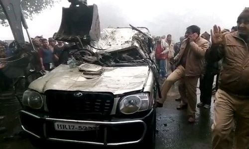 अलीगढ : कोहरे की वजह से तालाब में गिरी स्कॉर्पियो, 2 पुलिसकर्मी समेत 7 की मौत अलीगढ : कोहरे की वजह से तालाब में गिरी स्कॉर्पियो, 2 पुलिसकर्मी समेत 7 की मौत