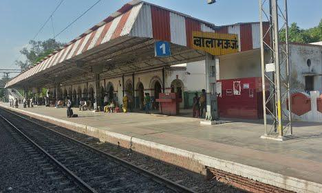 हरदोई के पास मालगाड़ी पलटी, लखनऊ-दिल्ली रूट ठप