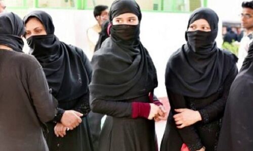 तीन तलाक से पीड़ित मुस्लिम महिलाएं हिंदू धर्म अपनाएं, हम उन्हें न्याय दिलाएंगे : हिंदू महासभा तीन तलाक से पीड़ित मुस्लिम महिलाएं हिंदू धर्म अपनाएं, हम उन्हें न्याय दिलाएंगे : हिंदू महासभा