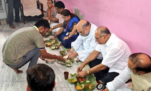 जयपुर: अमित शाह और वसुंधरा राजे ने दलित के घर खाया खाना, कच्ची बस्ती में घूमे पैदल जयपुर: अमित शाह और वसुंधरा राजे ने दलित के घर खाया खाना, कच्ची बस्ती में घूमे पैदल