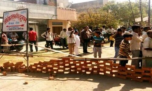 मन्दिर के सामने खुले शराब के ठेके पर बजरंग दल ने जड़ा ताला मन्दिर के सामने खुले शराब के ठेके पर बजरंग दल ने जड़ा ताला