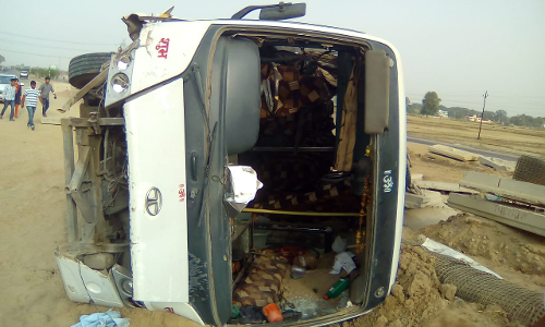 वाराणसीःसिपाही भर्ती परीक्षा देने आ रहे अभ्यर्थियों से भरी बस पलटी, 1 की मौत, 20 घायल
