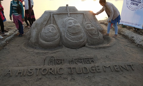 रेत में आकृति की खोज: दिखाया दर्द, जगाई चेतना