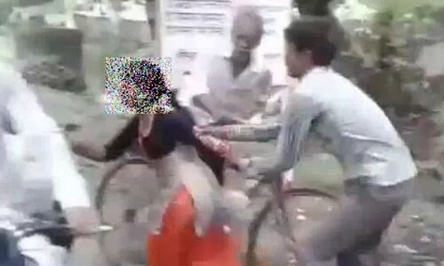 अपहरण से बचने को चीखती युवती का दिल दहला देने वाला वीडियो अपहरण से बचने को चीखती युवती का दिल दहला देने वाला वीडियो