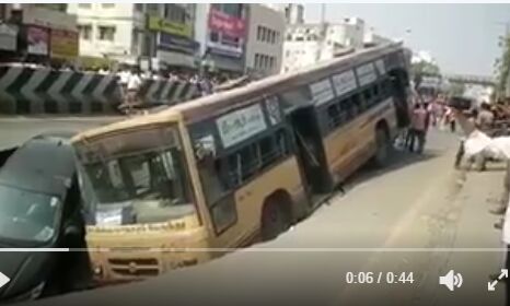 जब सडक पर चलते चलते अचानक सडक धंस गई, देखें अजीबो गरीब वीडियो