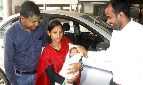 OLA कैब में महिला ने बच्चे को दिया जन्म, कंपनी ने दिया ये तोहफा
