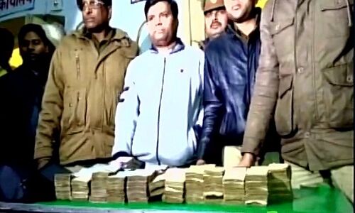 संभल में 20 लाख रुपये के साथ दो गिरफ्तार, 16 लाख 2000 के नोटों में संभल में 20 लाख रुपये के साथ दो गिरफ्तार, 16 लाख 2000 के नोटों में