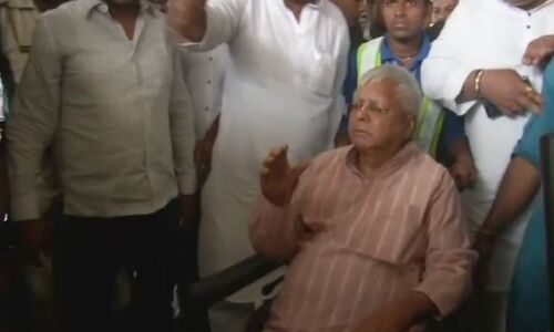 लंबे समय बाद राजद सुप्रीमों पहुंचे पटना, स्वागत में उमड़ी भीड़ लंबे समय बाद राजद सुप्रीमों पहुंचे पटना, स्वागत में उमड़ी भीड़