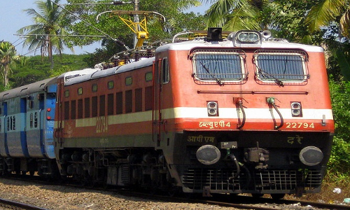 बिना ड्राइवर ही चल पड़ा रेलवे इंजन, 13 किमी बाइक से पीछा कर लगाई रोक