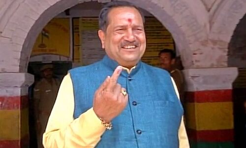 यूपी चुनाव LIVE : RSS के इंद्रेश कुमार ने डाला वोट