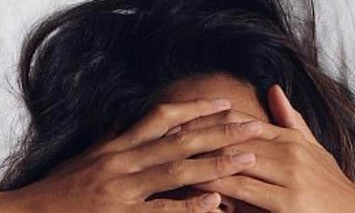 पति-पत्नी बिस्तर पर कर रहे थे सेक्स , तभी आ गई तीन साल की बेटी फिर