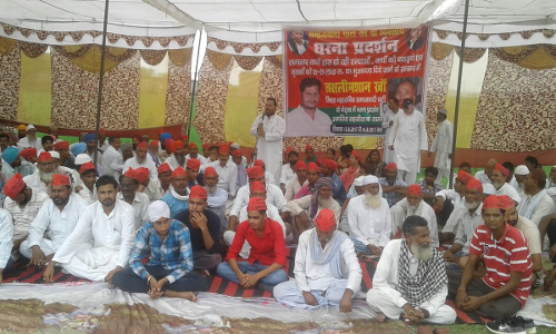 पीलीभीत : बाघ के हमले से मारे गए किसानों के लिए सपा ने दिया धरना, मुआबजे की उठाई मांग पीलीभीत : बाघ के हमले से मारे गए किसानों के लिए सपा ने दिया धरना, मुआबजे की उठाई मांग