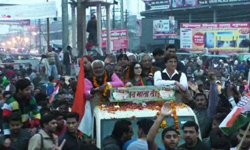 मेरठ : अभिनेत्री नगमा ने निकाली रोड शो,गठबंधन के लिए मांगा वोट