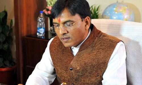 भावनगर : MODI सरकार के मंत्री पर PAAS संयोजक ने फेंका जूता, पुलिस ने किया गिरफ़्तार