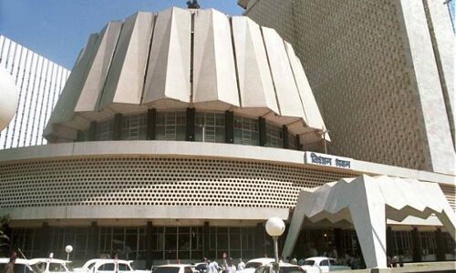 महाराष्ट्र विधानसभा से 19 विधायकों को 31 दिसंबर 2017 तक के लिए किया निलंबित