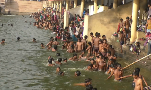 दशहरा पर्व पर लाखों लोगों ने लगाई आस्था की डुबकी दशहरा पर्व पर लाखों लोगों ने लगाई आस्था की डुबकी