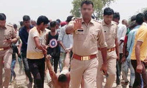 हापुड: गौकशी की शक में मारे गए कासिम के पत्नी रो रो कर बोलीं, मेरे पति को पुलिस के सामने जानवरों की तरह घसीटा