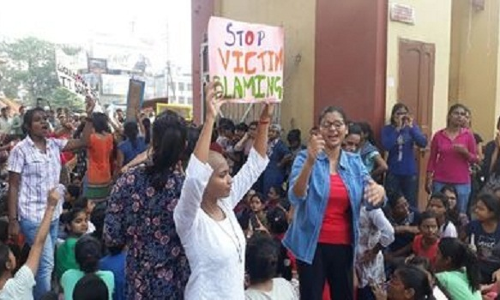 छेड़खानी के विरोध में सड़क पर उतरी बीएचयू छात्राएं, विरोध पर मुंडन करवाया