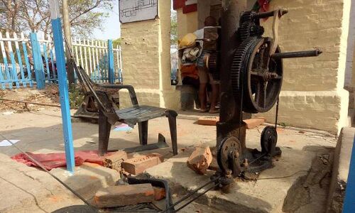 शेखपुरा में वाहन लूट का तांडव, रेलवे क्रॉसिंग का फाटक गिरा अपराधियों ने की दर्जनों वाहनों से लूट