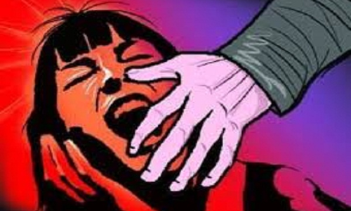 मंदिर में लड़की संग रंगरेलियां मना रहा था 97 साल का बाबा