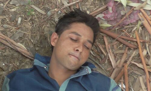 यूपी के मुरादाबाद मे बाइक सवार लुटेरो ने  दिनदहाड़े एक टाटा मैजिक को लूटा, फिर पुलिस के आने से जो हुआ वो ....