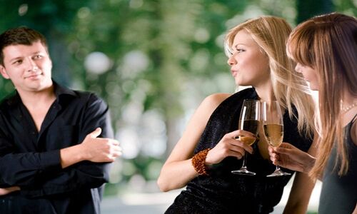 जानिए किन राशियों की महिलाओं को देखकर पुरुष हो जाते हैं आकर्षित!