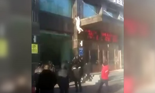 VIDEO: बिल्डिंग के 9वें फ्लोर से एक नहीं दो बार गिरी ये महिला, फिर हुआ कुछ ऐसा हैरान रह गए लोग VIDEO: बिल्डिंग के 9वें फ्लोर से एक नहीं दो बार गिरी ये महिला, फिर हुआ कुछ ऐसा हैरान रह गए लोग