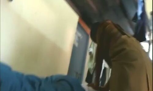 महिला होमगार्ड से मसाज करा रहा था दरोगा, वीडियो हुआ वायरल महिला होमगार्ड से मसाज करा रहा था दरोगा, वीडियो हुआ वायरल