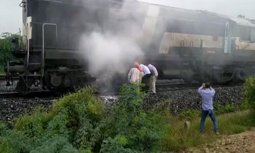 हापुड़: 15529-सहरसा-आनंदविहार जनसाधारण एक्सप्रेस के इंजन में लगी आग , मचा हडकम्प