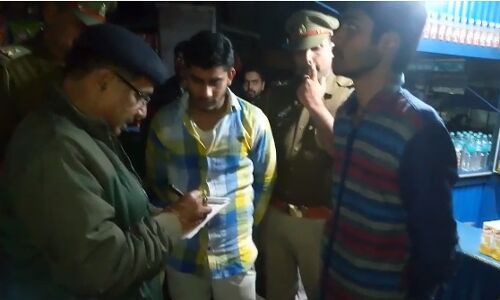 रोडवेज कर्मचारियो और अम्बेडकर छात्रावास के छात्रों की बीच हुआ विवाद , छात्रों ने बस के शीशे तोड़े