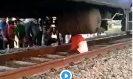 शराबी के ऊपर से निकली ट्रेन की 6 बोगिया, फिर क्या हुआ   देखे वीडियो