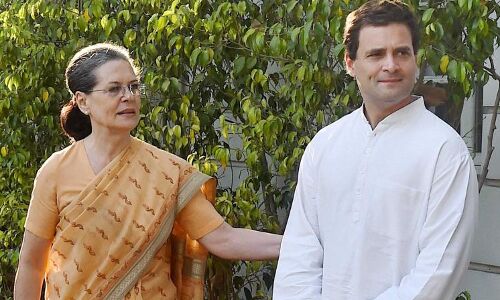 सोनिया गांधी रुटीन चेकअप के लिए राहुल गांधी के साथ अमेरिका रवाना हुईं