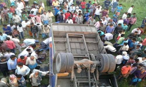 बिहार में दर्दनाक हादसा, हाइवे पर पुल से नीचे गिरी बस, 10 की मौत, कई घायल बिहार में दर्दनाक हादसा, हाइवे पर पुल से नीचे गिरी बस, 10 की मौत, कई घायल