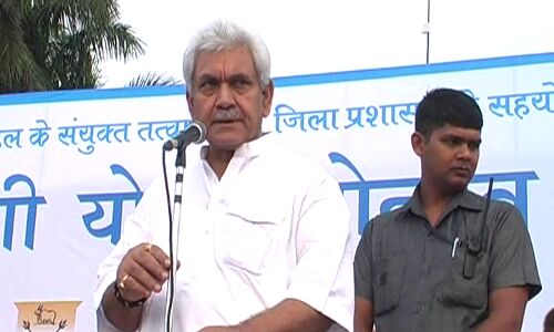 पीएम के संसदीय क्षेत्र में योग मनाया गया पर्व की तरह, मनोज सिन्हा ने कराया योग