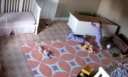 देखिए- 2 साल के भाई ने कैसे बचाई जुड़वा भाई की जान, VIDEO वायरल