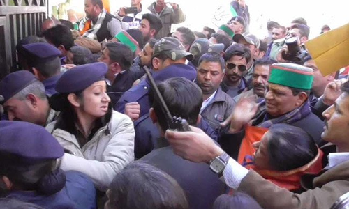 राहुल गांधी की बैठक में शामिल होने आई कांग्रेस MLA की महिला पुलिसकर्मी के साथ थप्पड़बाजी, देखें वीडियो