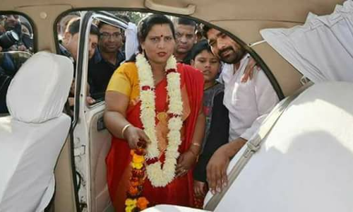 बसपा के मेयर ने किया गाडी में बैठने से मना, बोली पहले इसका शुद्धिकरण कराओ,