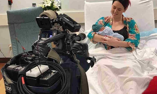 LIVE शो के दौरान प्रेजेंटर ने दिया बच्चे को जन्म, श्रोताओं ने रखा ये नाम