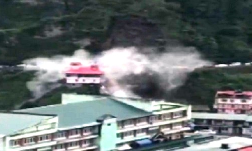 चंडीगढ़-शिमला नेशनल हाइवे पर भूस्खलन, मलबे में धंसी कई गाड़ियां, देखिए- VIDEO चंडीगढ़-शिमला नेशनल हाइवे पर भूस्खलन, मलबे में धंसी कई गाड़ियां, देखिए- VIDEO