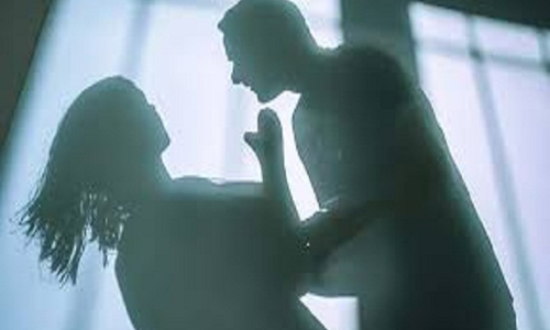 मुंबई लोकल में युवती के साथ छेड़छाड़ करते हुए दिखाने  लगा प्राइवेट पार्ट, वीडियो हुआ वायरल