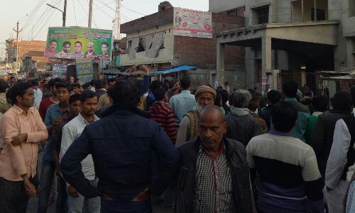 पुलिस सहायता केन्द्र के पास दिन दहाडे़ 2 पक्षों में फायरिंग होने से शहर में मचा हड़कम्प