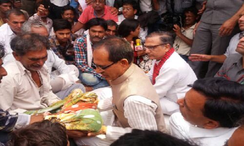 मंदसौर: मृत किसानों के परिजनों से मिले शिवराज सिंह, 2 किसानों ने फिर की खुदकुशी