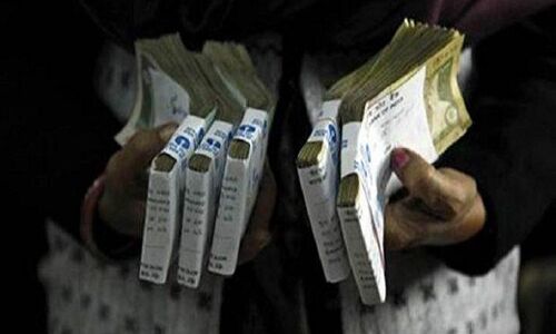 पंचायत सचिव ने वृद्धा पेंशन के लाभार्थियों को बांटे 500 के पुराने नोट