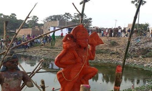 भागलपुर : मंदिर तोड़ने की अफवाह से आपस में भिड़े दो गुट,पुलिस से झड़प व गोलीबारी भागलपुर : मंदिर तोड़ने की अफवाह से आपस में भिड़े दो गुट,पुलिस से झड़प व गोलीबारी